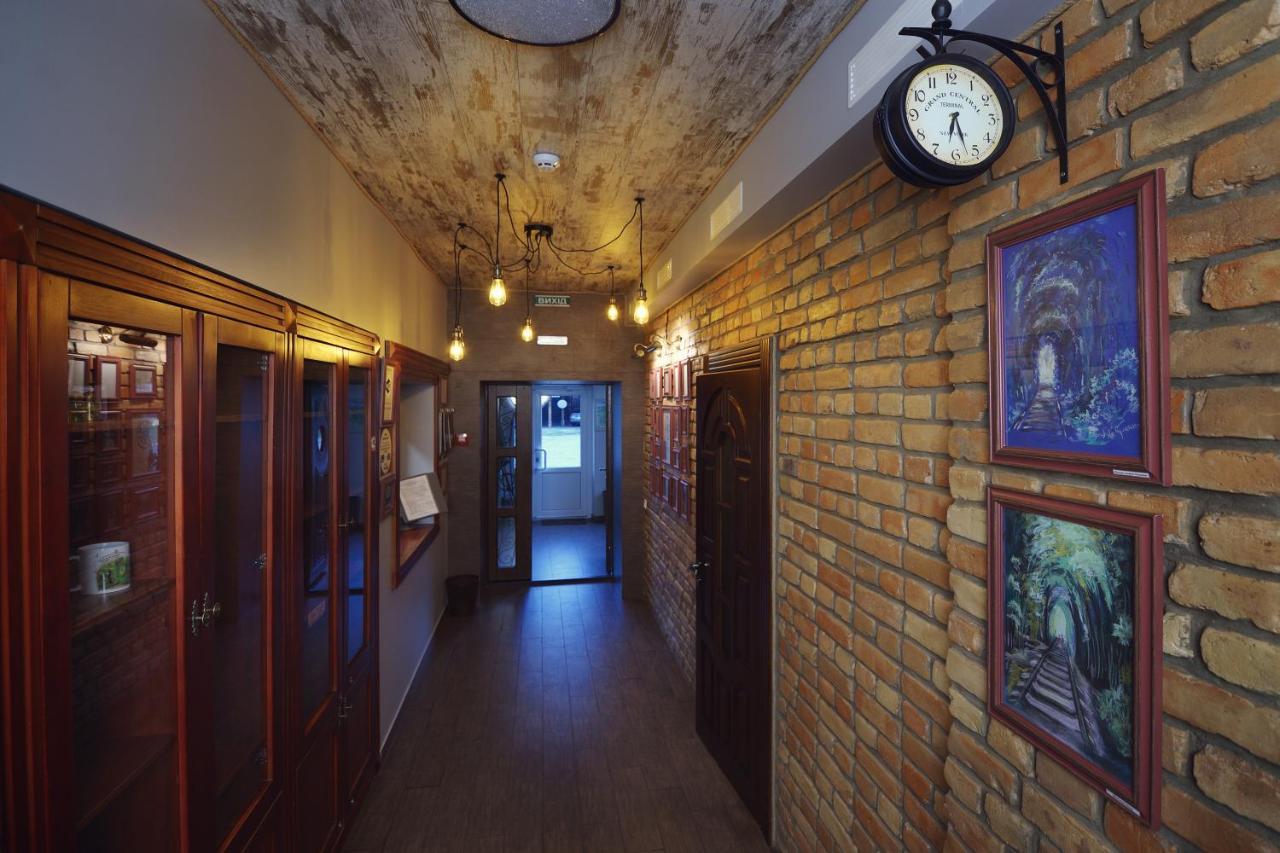 Hotel Tunnel Of Love Клевань Экстерьер фото