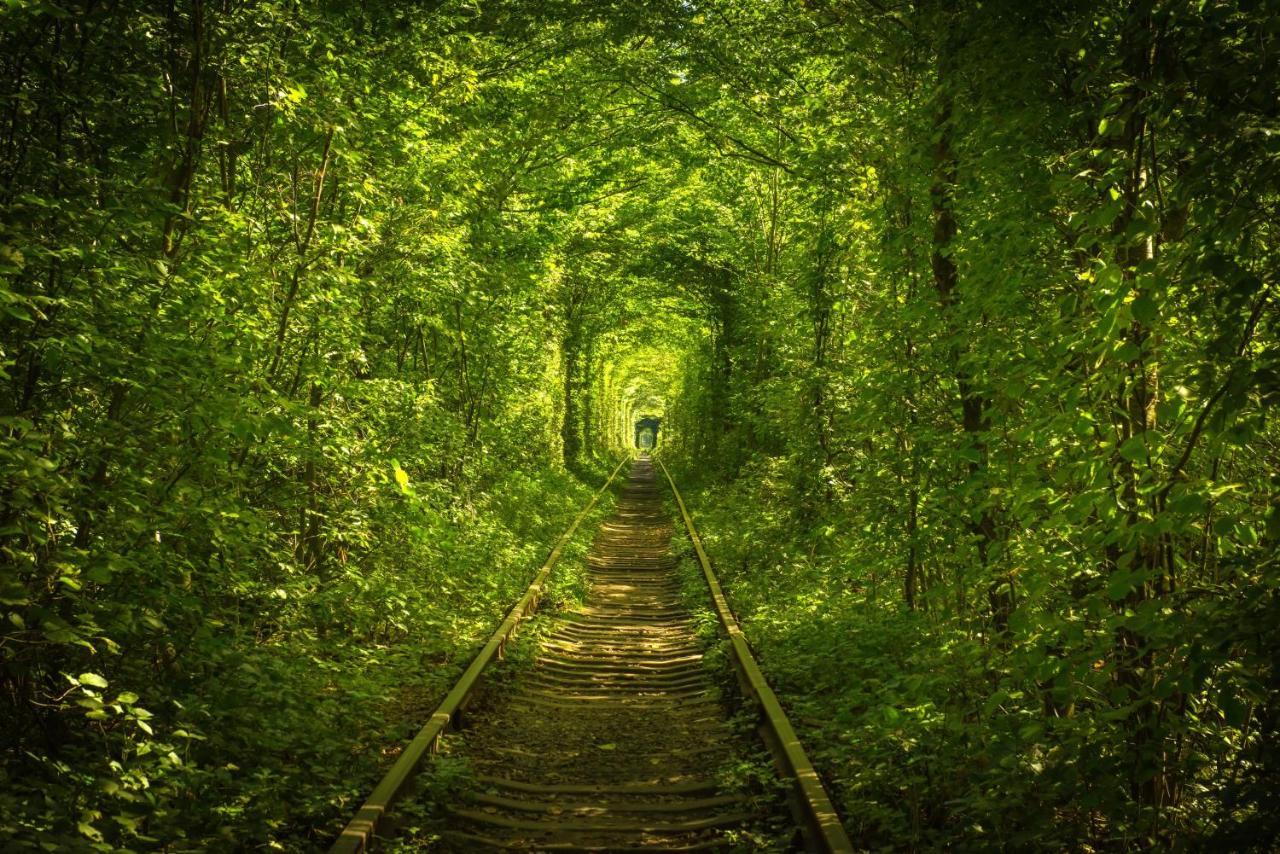 Hotel Tunnel Of Love Клевань Экстерьер фото