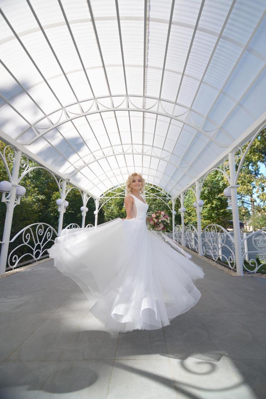 Hotel Tunnel Of Love Клевань Экстерьер фото