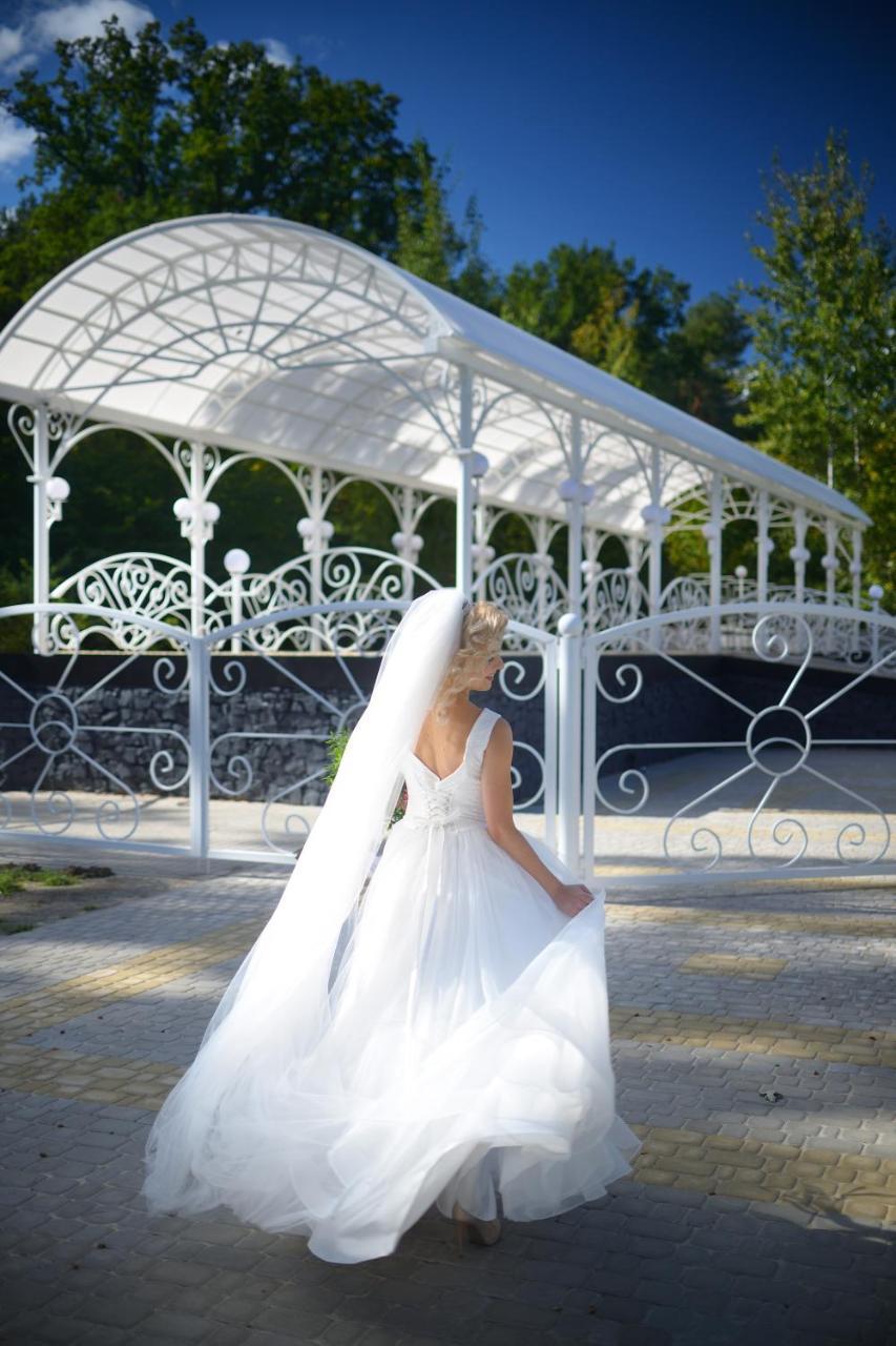 Hotel Tunnel Of Love Клевань Экстерьер фото