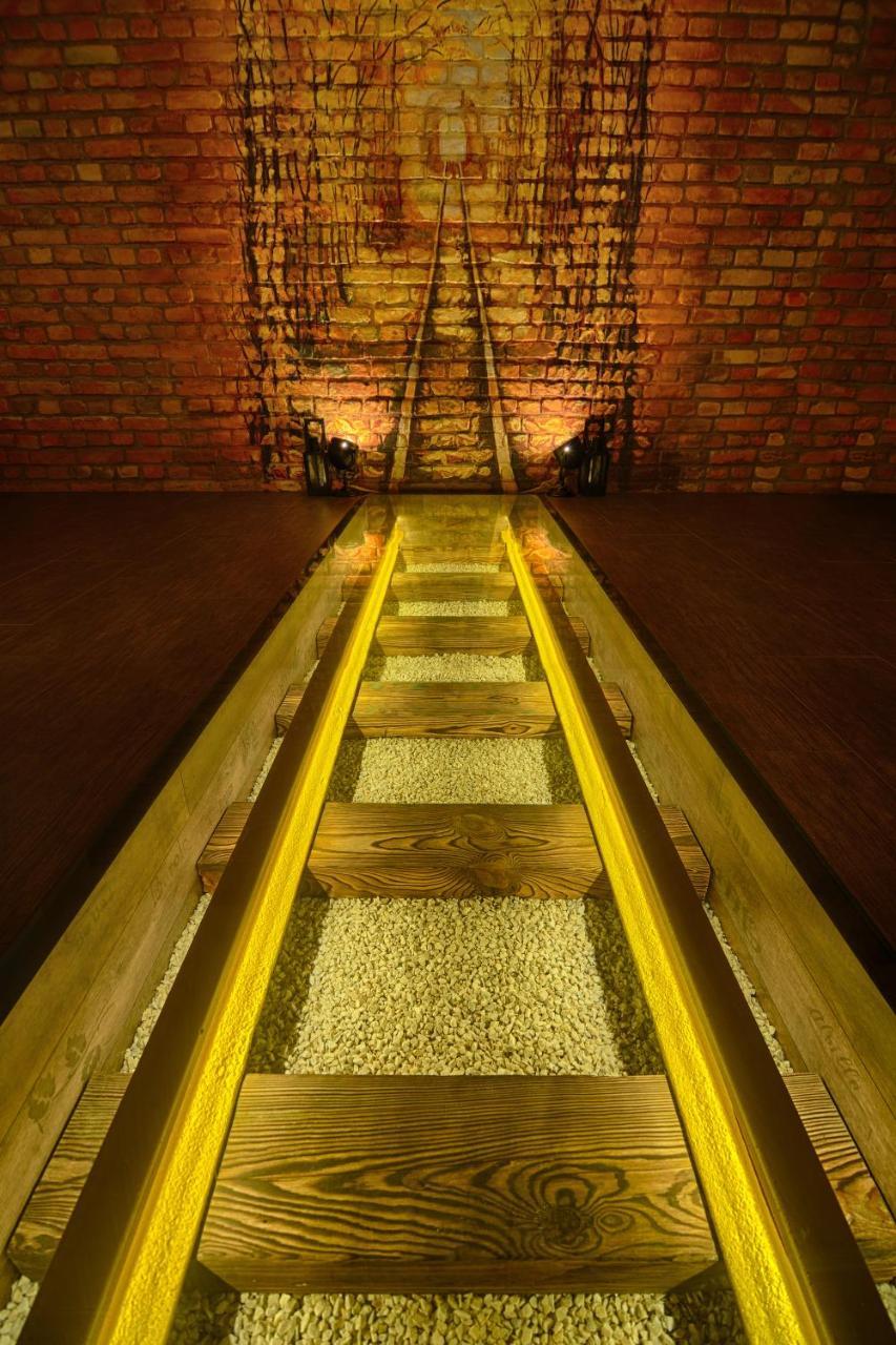 Hotel Tunnel Of Love Клевань Экстерьер фото